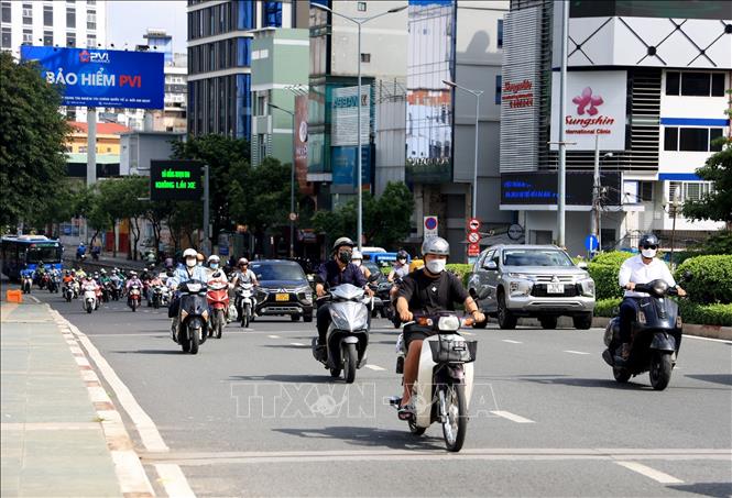 Các phương tiện lưu thông trên cầu Công Lý, giáp ranh quận Phú Nhuận và quận 3. Ảnh: Hồng Đạt - TTXVN
