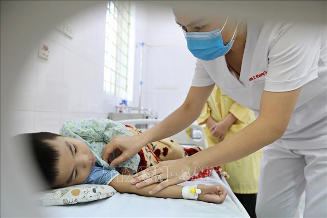 Bệnh nhi 5 tuổi được chuyển từ tuyến huyện lên điều trị tại Bệnh viện đa khoa Đống Đa, sau hơn 1 tuần mắc sốt xuất huyết. Ảnh: Minh Quyết - TTXVN
