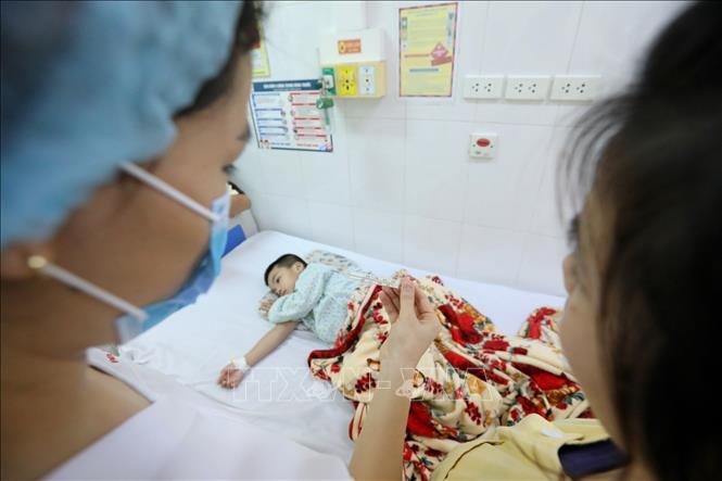 Biến chứng của sốt xuất huyết ở trẻ vô cùng nguy hiểm, nếu không điều trị kịp thời có thể ảnh hưởng xấu đến thần kinh, tim mạch… Ảnh: Minh Quyết - TTXVN