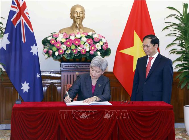 Bộ trưởng Ngoại giao Australia Penny Wong viết lưu bút. Ảnh: An Đăng - TTXVN