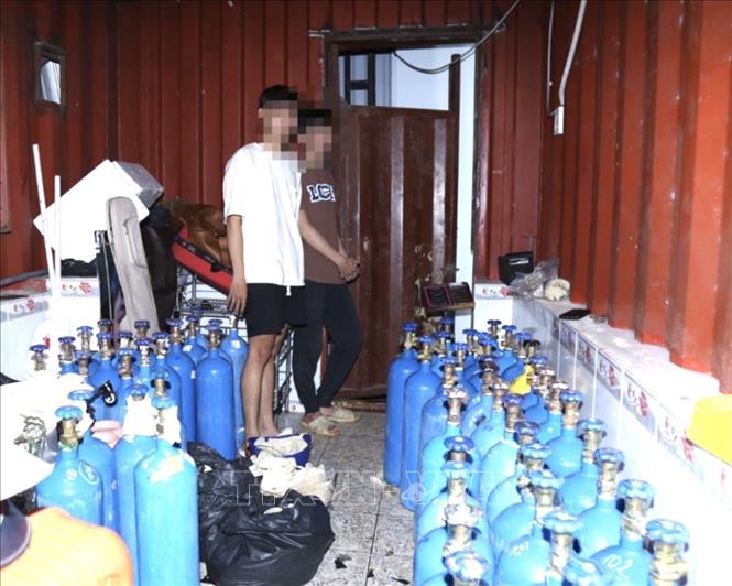 Bình đựng khí cười được phát hiện tại quán Pub “Chaos” và kho chứa ở xã Thạnh Phú, huyện Vĩnh Cửu. Ảnh: TTXVN phát 