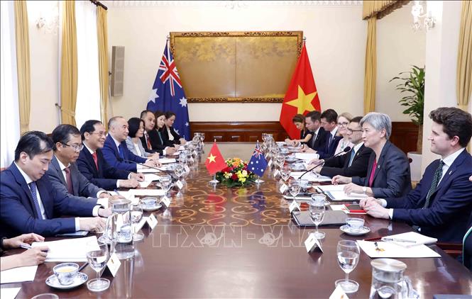 Bộ trưởng Ngoại giao Bùi Thanh Sơn và Bộ trưởng Ngoại giao Australia Penny Wong đồng chủ trì hội nghị. Ảnh: An Đăng - TTXVN