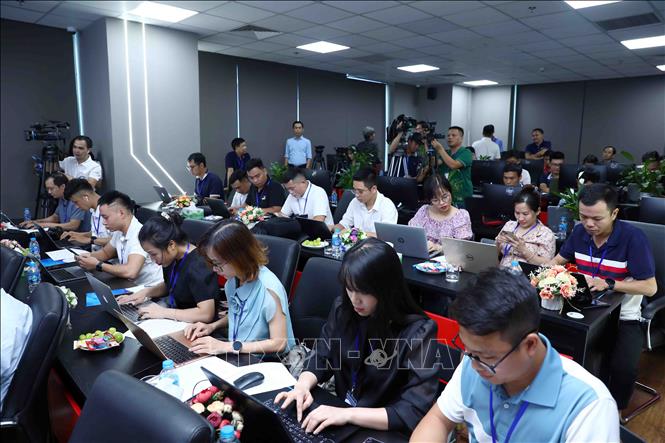 Phóng viên các cơ quan thông tấn, báo chí tham dự buổi họp báo tại Công ty Đấu giá hợp danh Việt Nam. Ảnh: Phạm Kiên - TTXVN