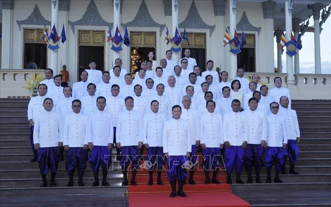 Thủ tướng Hun Manet và các thành viên Chính phủ Hoàng gia Campuchia nhiệm kỳ 2023 - 2028 tham dự lễ tuyên thệ nhậm chức tại Cung điện Hoàng gia ở thủ đô Phnom Penh. Ảnh: AKP/TTXVN phát