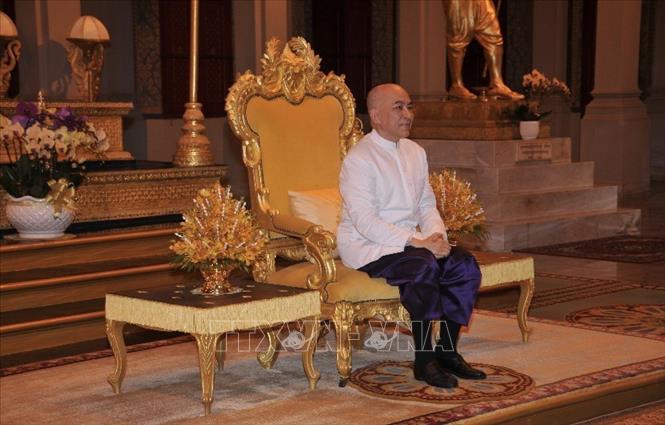 Quốc vương Campuchia Norodom Sihamoni chủ trì lễ tuyên thệ nhậm chức của Thủ tướng và các thành viên Chính phủ Hoàng gia Campuchia nhiệm kỳ 2023 - 2028. Ảnh: AKP/TTXVN phát