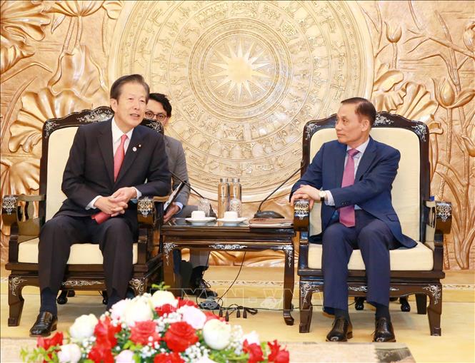 Chairman of the CPV Central Committee’s Commission for External Relations Le Hoai Trung at a working session with Komeito party’s Chief Representative Yamaguchi Natsuo. VNA Photo: Phương Hoa