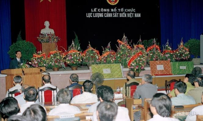 Phó Thủ tướng Nguyễn Tấn Dũng phát biểu tại Lễ công bố tổ chức lực lượng Cảnh sát biển Việt Nam (8/1998). Ảnh: TTXVN