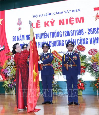 Chủ tịch Quốc hội Nguyễn Thị Kim Ngân trao Huân chương Quân công hạng Ba cho lực lượng Cảnh sát biển Việt Nam (2018). Ảnh: Trọng Đức - TTXVN