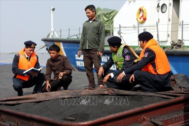 Tàu Cảnh sát biển 2007 thuộc Hải đội 101, Vùng Cảnh sát biển 1 phát hiện, bắt giữ 2 tàu ND 1865 và HN 0525 vận chuyển gần 3000 tấn than lậu trên vùng biển Vịnh Hạ Long (2009). Ảnh: Trọng Đức - TTXVN