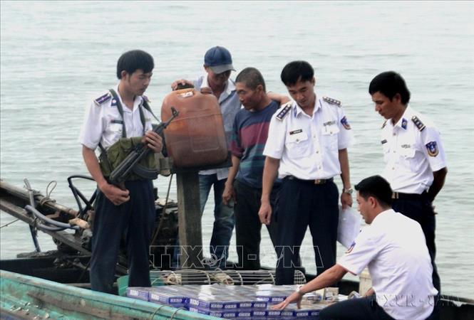 Tổ công tác Cụm Trinh sát số 2, Bộ Tư lệnh Cảnh sát biển Việt Nam bắt giữ một xuồng máy vận chuyển 2.400 bao thuốc lá lậu nhãn hiệu Hero và Jet trên vùng biển thị xã Hà Tiên, tỉnh Kiên Giang (2015). Ảnh: Lê Huy Hải - TTXVN