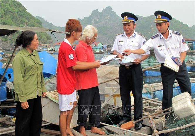 Lực lượng phòng, chống tội phạm ma tuý của Bộ Tư lệnh Cảnh sát biển phát tờ rơi tuyên truyền phòng, chống tội phạm ma tuý cho ngư dân khu vực biển, đảo Cát Bà và Bạch Long Vĩ, TP Hải Phòng. Ảnh: Trọng Đức - TTXVN