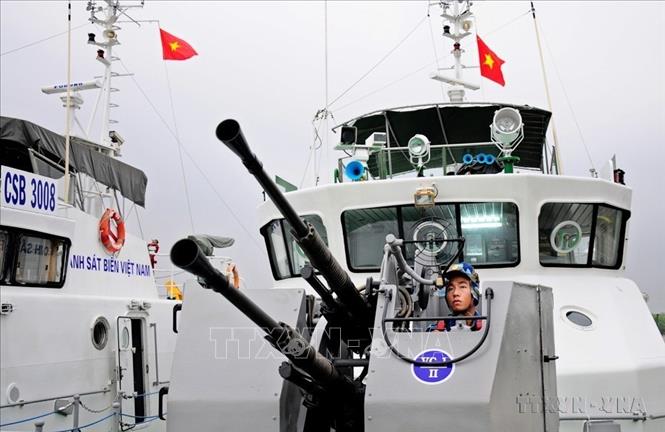 Cán bộ, chiến sĩ Hải đội 402, Bộ Tư lệnh Vùng Cảnh sát biển 4 huấn luyện thao tác vũ khí (2018). Ảnh: Huỳnh Thế Anh - TTXVN