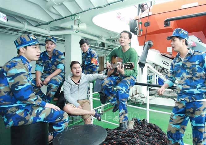 Cán bộ, chiến sĩ Tàu Cảnh sát biển CSB 8001 ca hát trong giờ giải lao (2017). Ảnh: Lâm Khánh – TTXVN