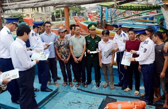 Tuyên truyền Luật Cảnh sát biển Việt Nam cho ngư dân huyện Quảng Trạch, tỉnh Quảng Bình. Ảnh: TTXVN