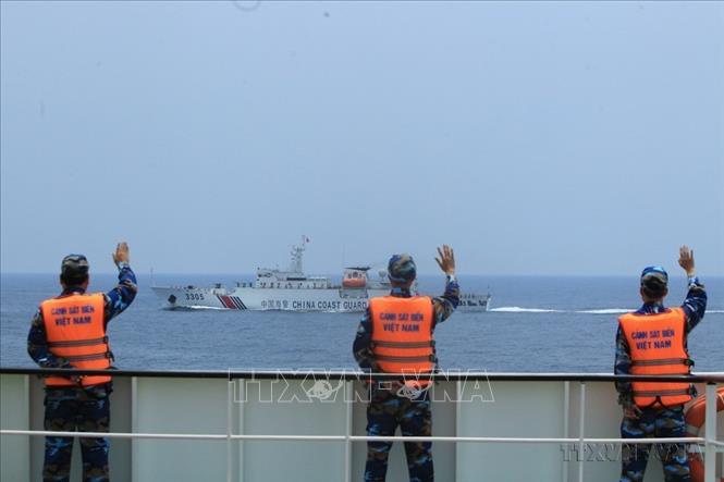 Nghi thức chào xã giao của Lực lượng Cảnh sát biển Việt Nam và lực lượng Cảnh sát biển Trung Quốc sau khi kết thúc chuyến kiểm tra liên hợp nghề cá Việt Nam - Trung Quốc năm 2019. Ảnh: An Đăng – TTXVN