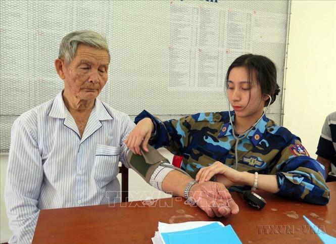 Bác sĩ quân y Bộ Tư lệnh Vùng Cảnh sát biển 2 khám bệnh cho người dân trên huyện đảo Lý Sơn, tỉnh Quảng Ngãi. Ảnh: Đỗ Trưởng - TTXVN