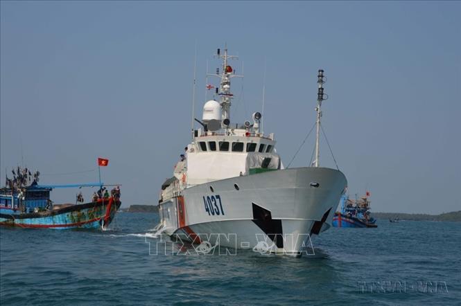 Trưa 7/3/2016, tàu Cảnh sát biển 4037 thuộc Hải đội 201 (Bộ Tư lệnh Vùng Cảnh sát biển Vùng 2) đưa toàn bộ 22 ngư dân trên 2 tàu cá QNg 94326TS và QNg 98326TS của tỉnh Quảng Ngãi về bờ an toàn, sau hơn 3 ngày tàu bị chết máy, trôi dạt trên biển ở ngư trường Hoàng Sa của Việt Nam. Ảnh: Đoàn Hữu Trung - TTXVN