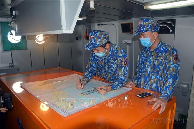 Cán bộ, chiến sĩ cảnh sát biển tác nghiệp hải đồ trước khi đường làm nhiệm vụ trực Tết Nguyên đán Tân Sửu và phòng chống dịch COVID-19 trên vùng biển Vịnh Bắc bộ (2021). Ảnh: An Đăng – TTXVN