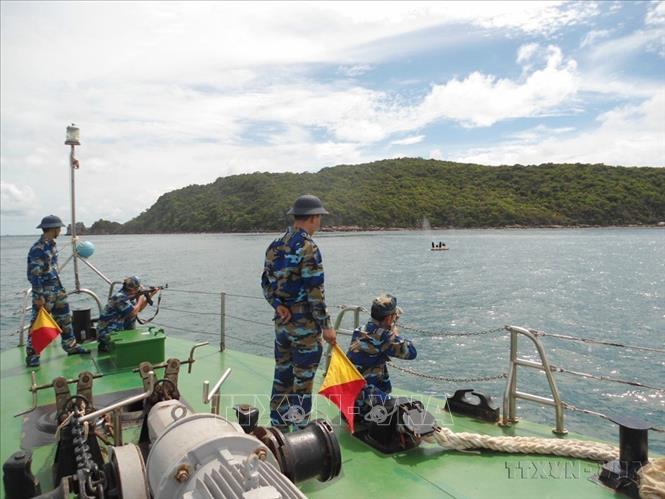 Cán bộ, chiến sĩ Hải đội 402, Bộ Tư lệnh Vùng Cảnh sát biển 4 huấn luyện bắn đạn thật trên biển (2018). Ảnh: Huỳnh Thế Anh - TTXVN