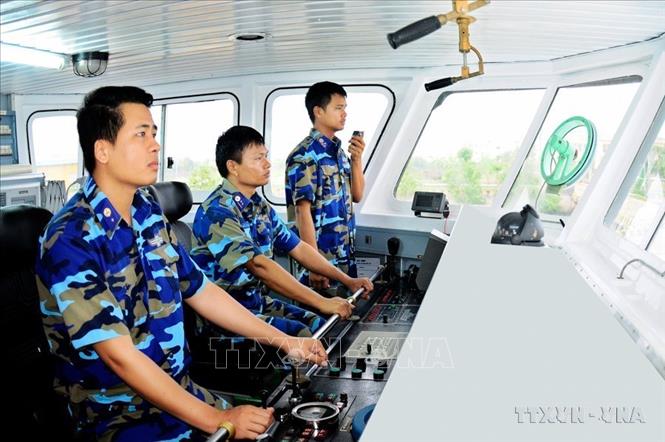 Cán bộ, chiến sĩ Hải đội 402, Bộ Tư lệnh Vùng Cảnh sát biển 4 huấn luyện bảng bố trí chiến đấu tại bến (2018). Ảnh: Huỳnh Thế Anh - TTXVN