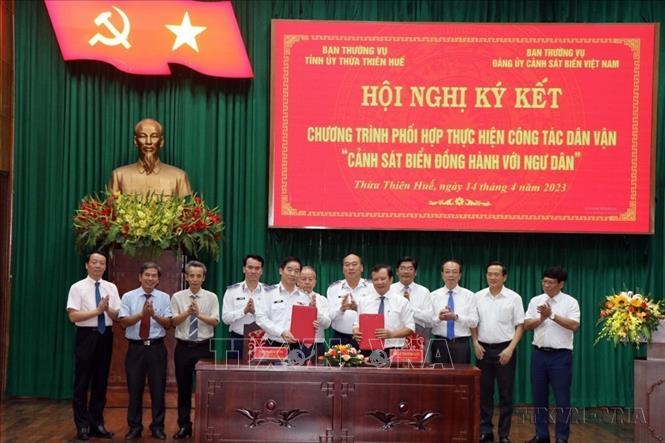Ban Thường vụ Tỉnh uỷ Thừa Thiên – Huế và Ban Thường vụ Đảng ủy Cảnh sát biển Việt Nam ký kết chương trình phối hợp công tác dân vận “Cảnh sát biển đồng hành với ngư dân” (2023). Ảnh: Đỗ Trưởng - TTXVN
