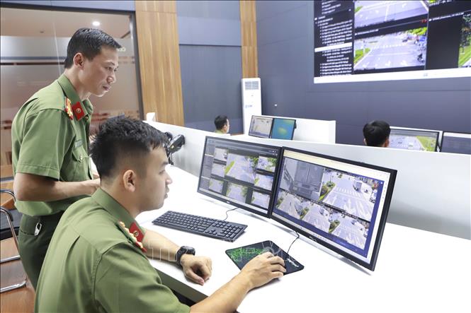 Hoạt động tại Trung tâm quản lý, điều hành phương tiện kỹ thuật phòng, chống tội phạm Công an tỉnh Vĩnh Phúc . Ảnh: Hoàng Hùng - TTXVN