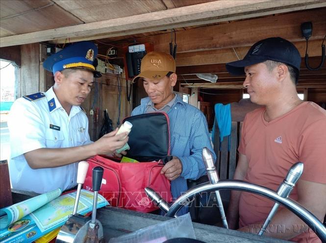 Cảnh sát biển Vùng 1 tặng túi dụng cụ y tế cho ngư dân Quảng Bình. Ảnh: Đức Thọ - TTXVN