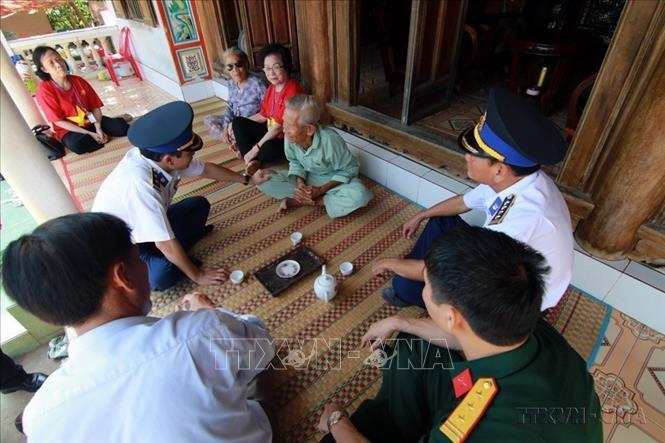 Bộ Tư lệnh Vùng Cảnh sát biển 2 triển khai mô hình “Cảnh sát biển đồng hành với ngư dân” tại huyện đảo Lý Sơn, tỉnh Quảng Ngãi. Ảnh: Trần Tĩnh - TTXVN