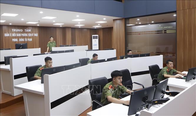 8 cán bộ, chiến sĩ phụ trách hoạt động của Trung tâm quản lý, điều hành phương tiện kỹ thuật phòng, chống tội phạm Công an tỉnh Vĩnh Phúc  là những kĩ sư công nghệ thông tin có trình độ, nghiệp vụ cao Ảnh: Hoàng Hùng – TTXVN