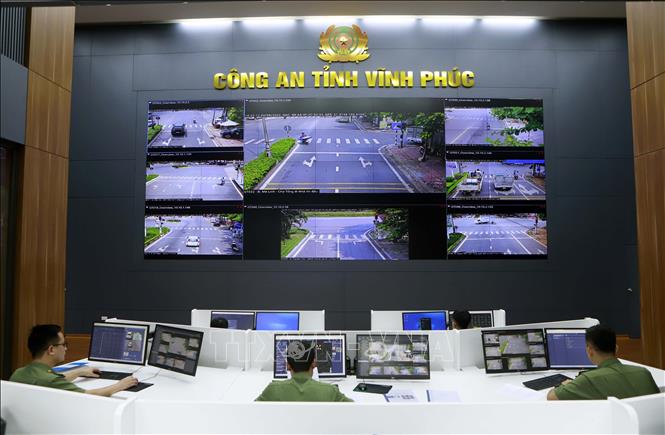Trung tâm quản lý, điều hành phương tiện kỹ thuật phòng, chống tội phạm Công an tỉnh Vĩnh Phúc là một trong những đơn vị được đầu tư hệ thống trang thiết bị hiện đại nhất Việt Nam hiện nay. Ảnh: Hoàng Hùng - TTXVN
