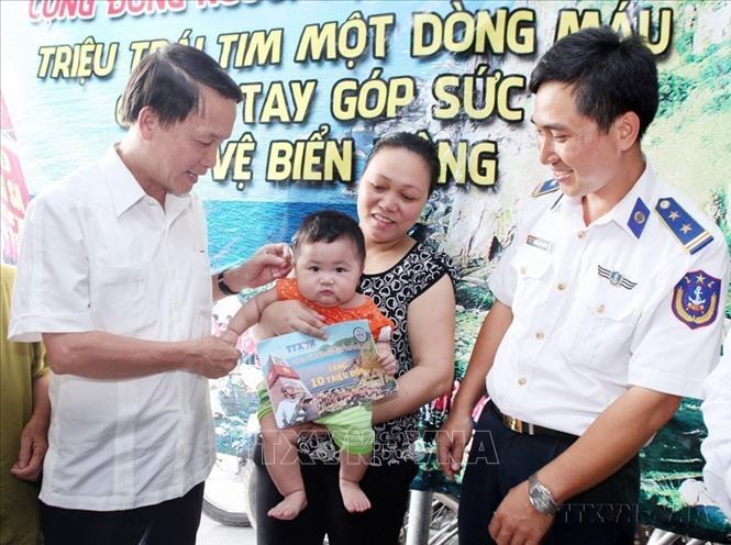 Tổng Giám đốc TTXVN Nguyễn Đức Lợi đến thăm, tặng quà cho các gia đình cán bộ, chiến sỹ cảnh sát biển đang làm nhiệm vụ bảo vệ biển, đảo Tổ quốc (Hải Phòng, 6/8/2014). Ảnh: Lâm Khánh – TTXVN