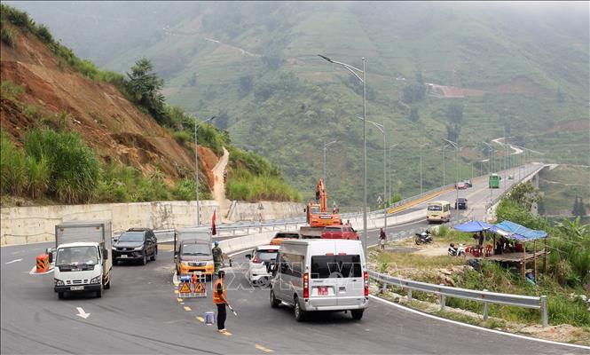 Phân luồng giao thông các phương tiện qua cầu Móng Sến chiều từ Sa Pa về thành phố Lào Cai. Ảnh: Quốc Khánh - TTXVN 