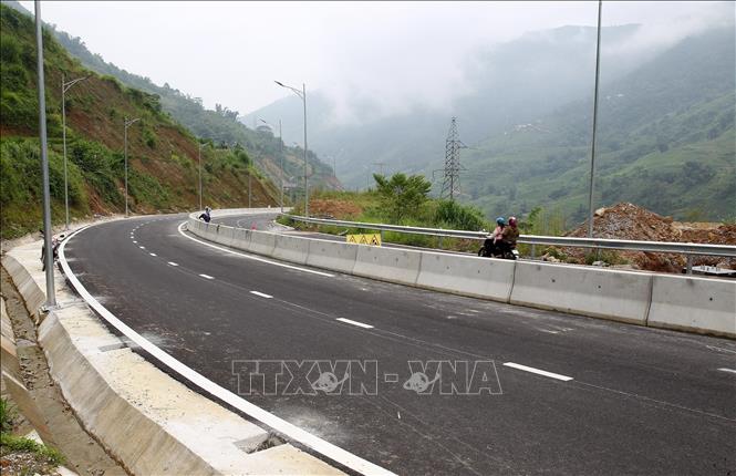 Đường dẫn lên cầu đã hoàn thành. Ảnh: Quốc Khánh - TTXVN