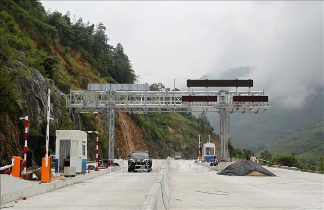 Nhà thầu đang gấp rút lắp đặt thiết bị tại trạm thu phí. Ảnh: Quốc Khánh - TTXVN