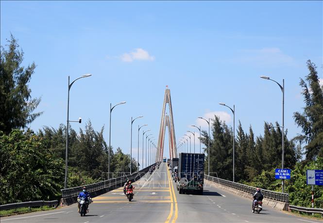 Đầu phía Bắc cầu Rạch Miễu thuộc thành phố Mỹ Tho, tỉnh Tiền Giang. Ảnh: Hồng Đạt - TTXVN
