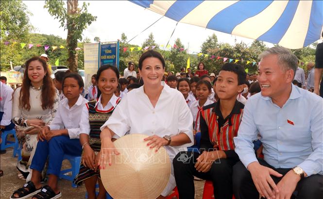 President of the Belgian Senate Stéphanie D'Hose and students of Huc commune's secondary school. VNA Photo: Nguyên Linh