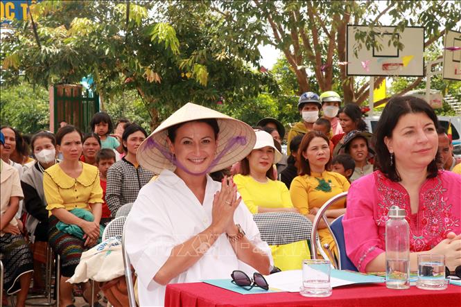 President of the Belgian Senate Stéphanie D'Hose visits Huc commune's secondary school. VNA Photo: Nguyên Linh