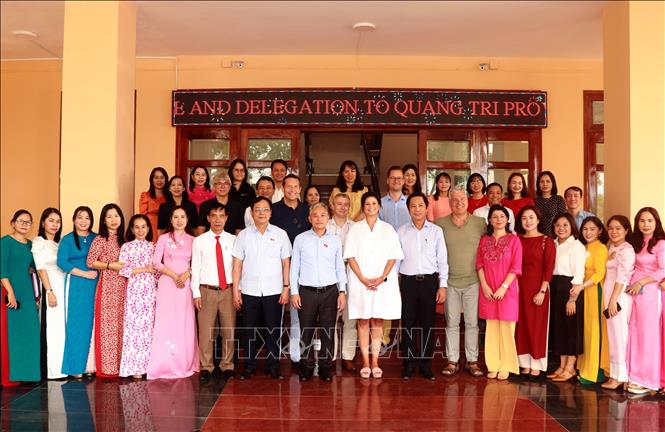 President of the Belgian Senate Stéphanie D'Hose and Huong Hoa district's kindergarten teachers. VNA Photo: Nguyên Linh
