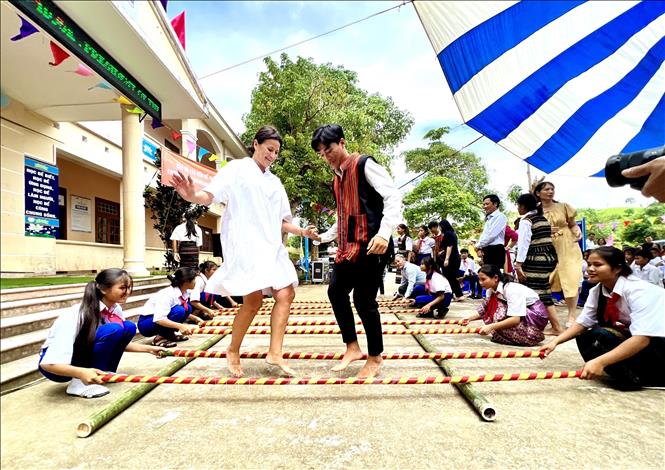 President of the Belgian Senate Stéphanie D'Hose joins in a dance with students of Huc's secondary school. VNA Photo: Nguyên Linh