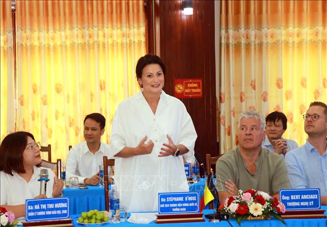 President of the Belgian Senate Stéphanie D'Hose speaks at a working session with Quang Tri's authorities. VNA Photo: Nguyên Linh