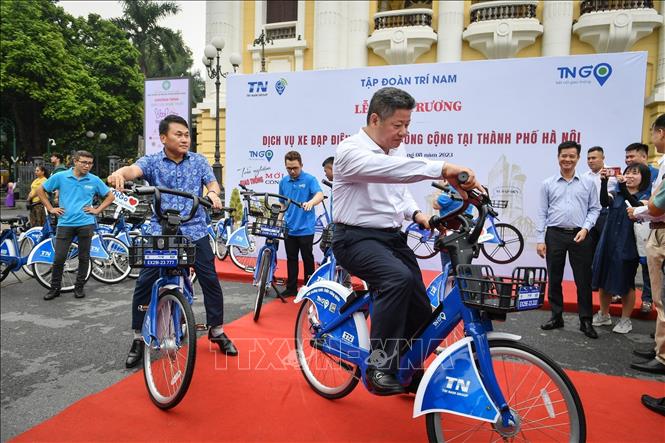 Hà Nội cam kết tạo mọi điều kiện thuận lợi để hỗ trợ và đồng hành cùng các doanh nghiệp trong việc triển khai dịch vụ xe đạp đô thị nói riêng và các phương tiện giao thông sử dụng năng lượng sạch nói chung. Ảnh: Tuấn Anh - TTXVN