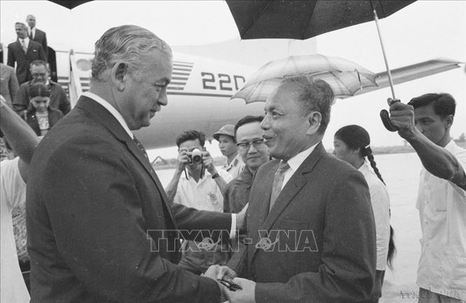 Phó Thủ tướng Nguyễn Duy Trinh đón Phó Tổng thống Ai Cập Hussein el-Shafei thăm chính thức Việt Nam (24/8/1973). Ảnh: TTXVN