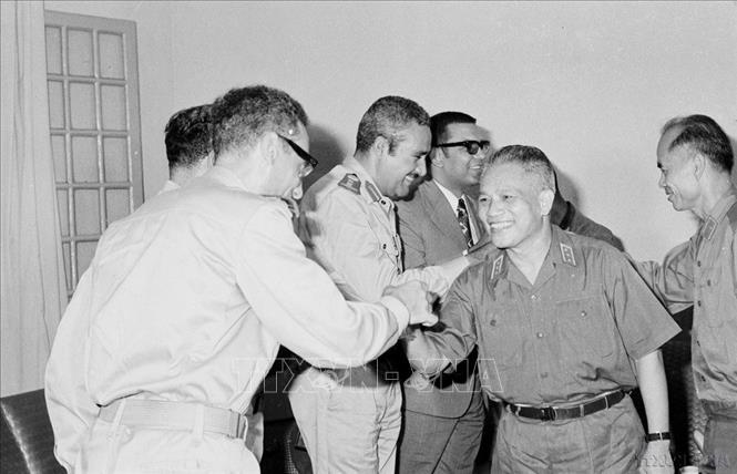 Thượng tướng Văn Tiến Dũng, Tổng tham mưu trưởng Quân đội nhân dân Việt Nam tiếp Trung tướng Mohamet Said Ali cùng đoàn đại biểu quân sự Ai Cập sang thăm Việt Nam (26/8/1973). Ảnh: TTXVN