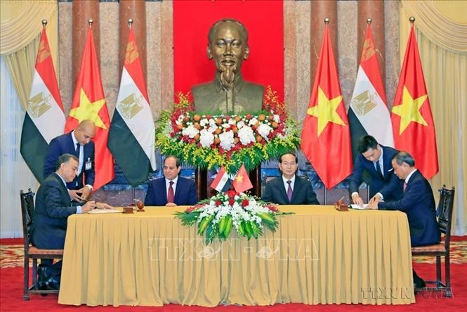 Chủ tịch nước Trần Đại Quang và Tổng thống Ai Cập Abdel Fattah el-Sisi chứng kiến Lễ ký kết các văn kiện hợp tác giữa hai nước (2017). Ảnh: Nhan Sáng – TTXVN