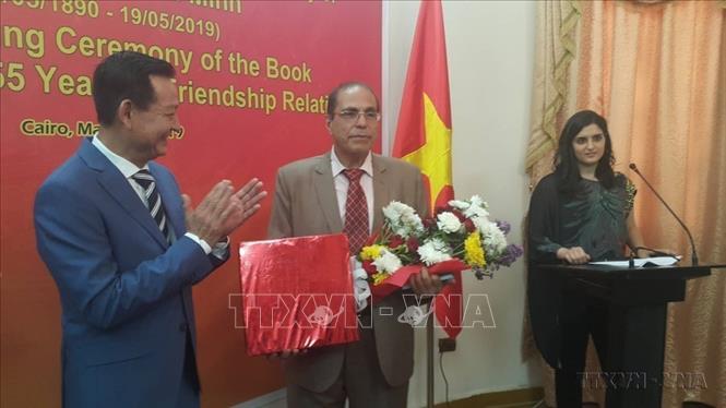 Đại sứ Việt Nam tại Ai Cập Trần Thành Công trao tặng quà cho nhà văn, nhà báo Refat Khaled - tác giả cuốn sách “55 năm quan hệ hữu nghị Việt Nam - Ai Cập” bằng tiếng Arab. Ảnh: Anh Tuấn - TTXVN