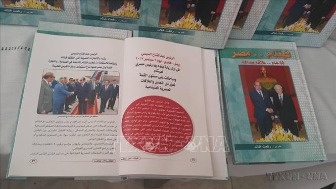 Cuốn sách “55 năm quan hệ hữu nghị Việt Nam - Ai Cập” bằng tiếng Arab của nhà văn, nhà báo Ai Cập Refat Khaled - cuốn sách đầu tiên do một tác giả Ai Cập viết về quan hệ giữa hai nước. Ảnh: Anh Tuấn - TTXVN 