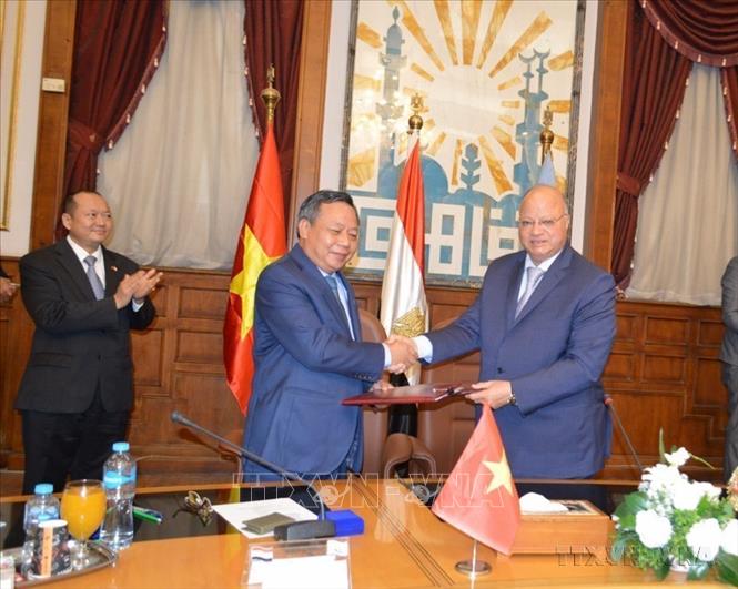 Phó Bí thư Thành ủy Hà Nội Nguyễn Văn Phong và Thống đốc Cairo Khaled Abdel A’al ký và trao đổi biên bản cuộc họp trong chuyến thăm và làm việc tại Ai Cập (10/2022). Ảnh: Nguyễn Trường - TTXVN