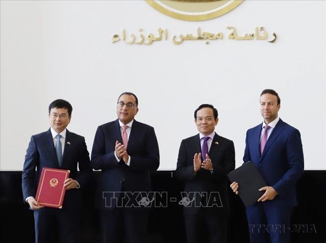 Phó Thủ tướng Trần Lưu Quang và Thủ tướng Ai Cập Mostafa Madbouly chứng kiến lễ ký Bản ghi nhớ về hợp tác giữa Ngân hàng Nhà nước Việt Nam và Ngân hàng Trung ương Ai Cập (2023). Ảnh: Nguyễn Trường - TTXVN 