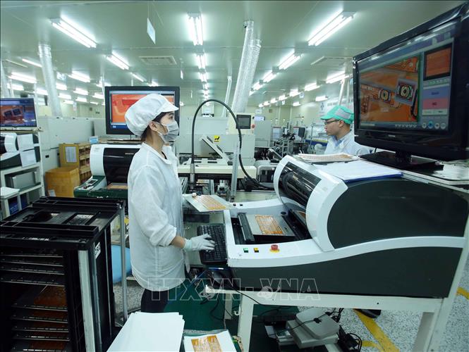 Nhóm hàng công nghiệp của Việt Nam xuất khẩu sang Ai Cập bao gồm các sản phẩm điện tử và linh kiện, xơ sợi dệt may và máy móc thiết bị...Trong ảnh: Công nhân sản xuất linh kiện điện tử tại công ty TNHH 4P (Văn Giang, Hưng Yên). Ảnh: Phạm Kiên - TTXVN