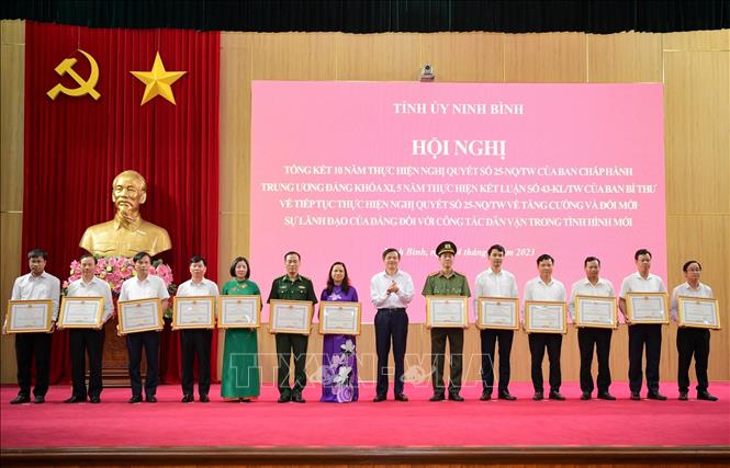 Các tập thể có thành tích xuất sắc được nhận Bằng khen của Chủ tịch UBND tỉnh Ninh Bình. Ảnh: Đức Phương - TTXVN